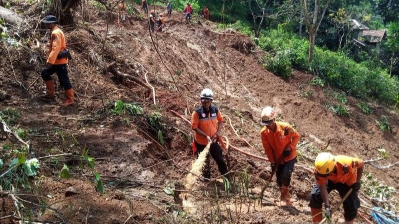 Banjir dan tanah longsor di Sukabumi mengakibatkan ratusan rumah rusak dan lima korban jiwa; BNPB telah menyelesaikan pendataan kerusakan dan mendirikan posko bantuan.