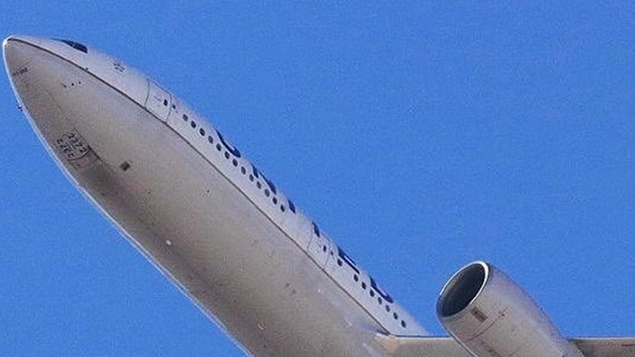 Viral Mesin Pesawat United Airlines Terbakar di Udara, Netizen Indonesia: Yang Ngerekam Bisa Sesantuy Itu