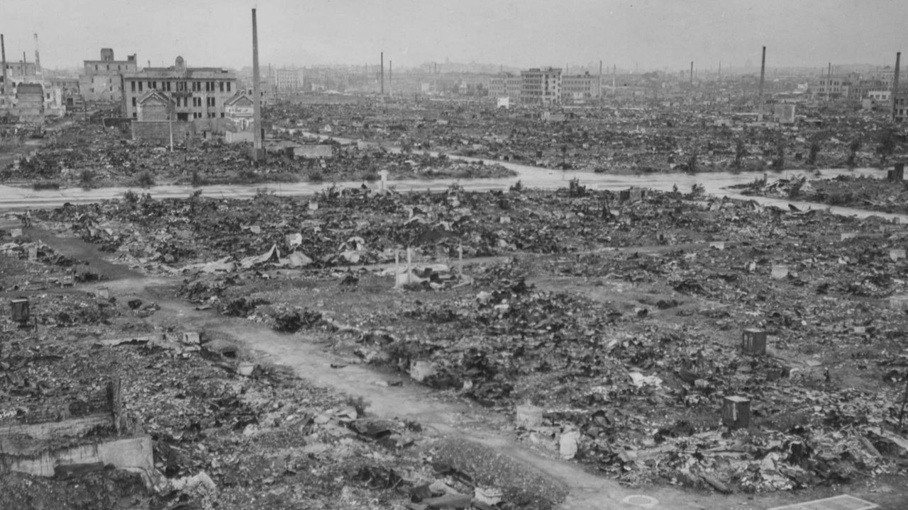 Foto koleksi Arsip Nasional Amerika Serikat yang diambil tahun 1945 memperlihatkan kehancuran Tokyo, Jepang, akibat serangan bom Angkatan Udara AS di tengah Perang Dunia II pada 9-10 Maret 1945.
