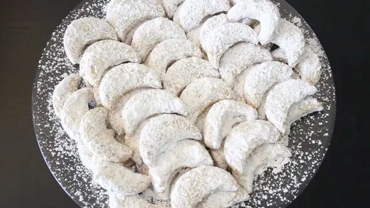 Sepiring kue putri salju. (Liputan6.com/IG/yummy.idn)