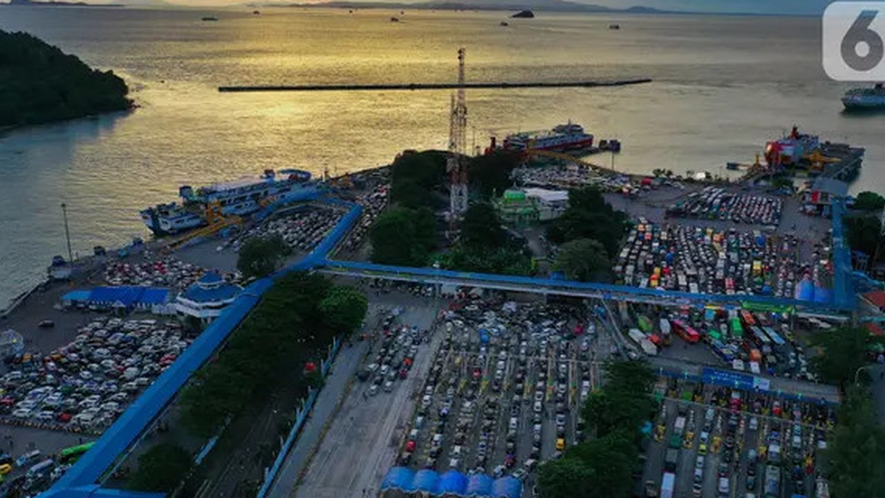 Ribuan kendaraan mengantri untuk menaiki kapal penyebrangan di Pelabuhan Merak, Cilegon, Banten, Sabtu (6/4/2024). Diprediksi puncak arus mudik pelabuhan merak terjadi pada malam ini hingga e