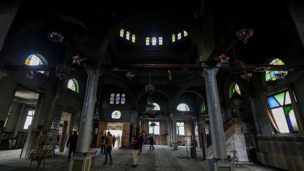 Warga memeriksa kondisi Masjid al-Nasser setelah diserbu dan dibakar oleh tentara Israel di Kota Tua Nablus, Tepi Barat, Palestina, pada 7 Maret 2025.