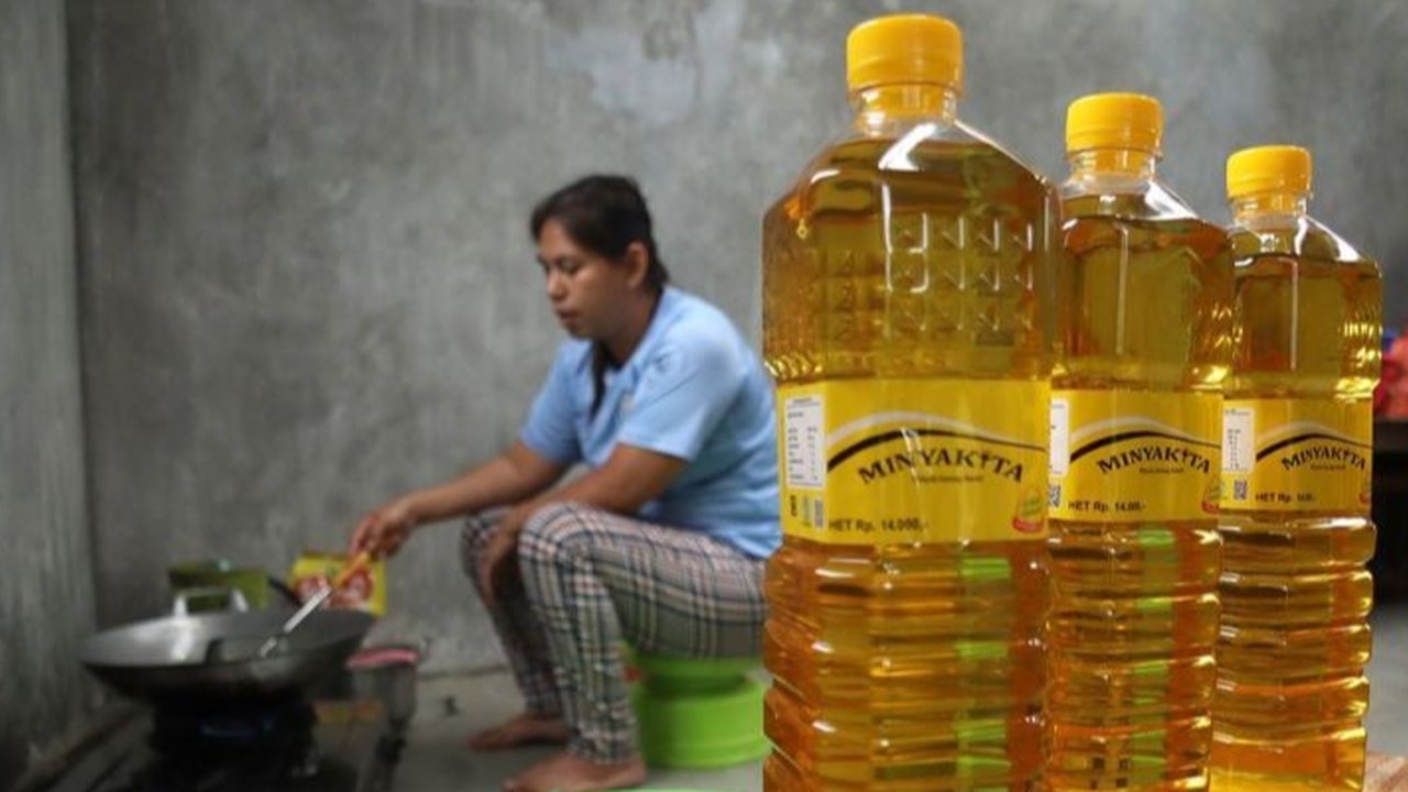 Menteri Pertanian menemukan Minyakita di Pasar Lenteng Agung dengan takaran kurang dan harga di atas HET, mengancam akan menindak tegas produsen yang terbukti melanggar.