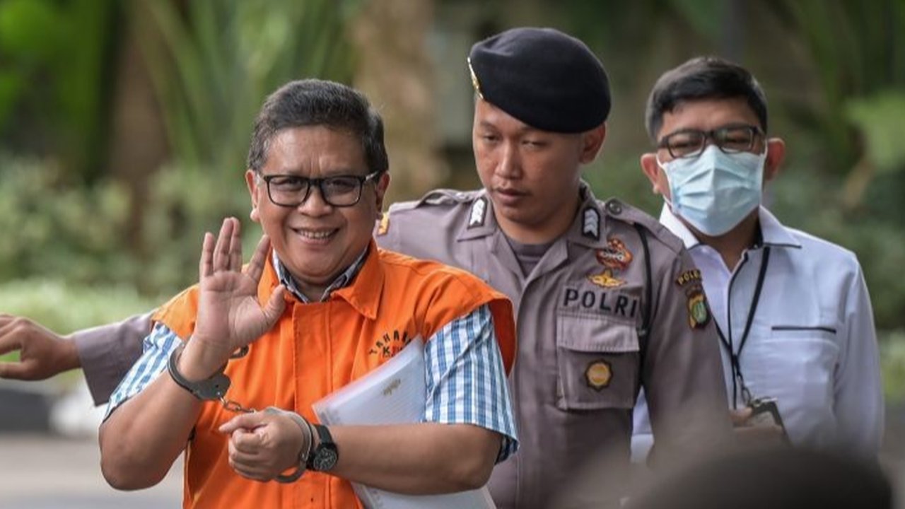 Hasto Kristiyanto, Sekjen PDI Perjuangan, kembali mengajukan praperadilan terkait penetapan dirinya sebagai tersangka kasus dugaan suap dan perintangan penyidikan, setelah gugatan sebelumnya ditolak.