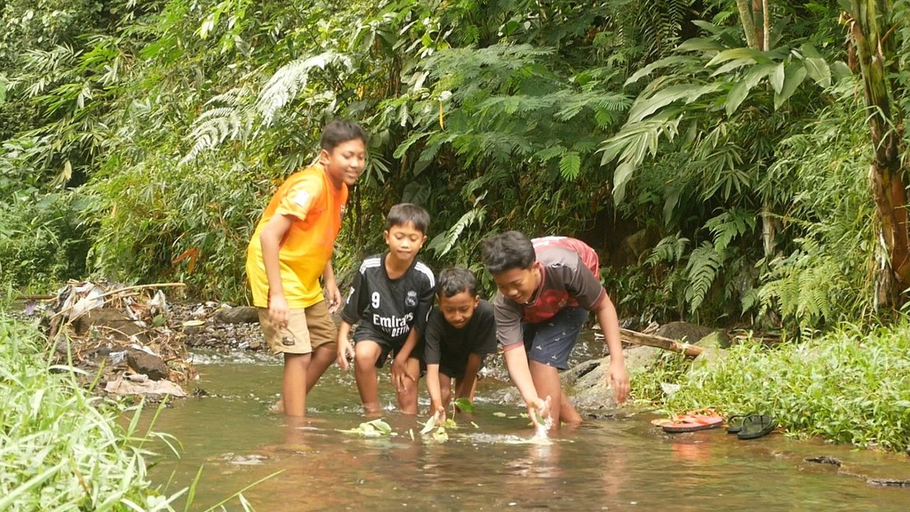 Serunya Ngabuburit Anak-Anak di Lumajang, Cuma Bermodal Pelepah Pisang