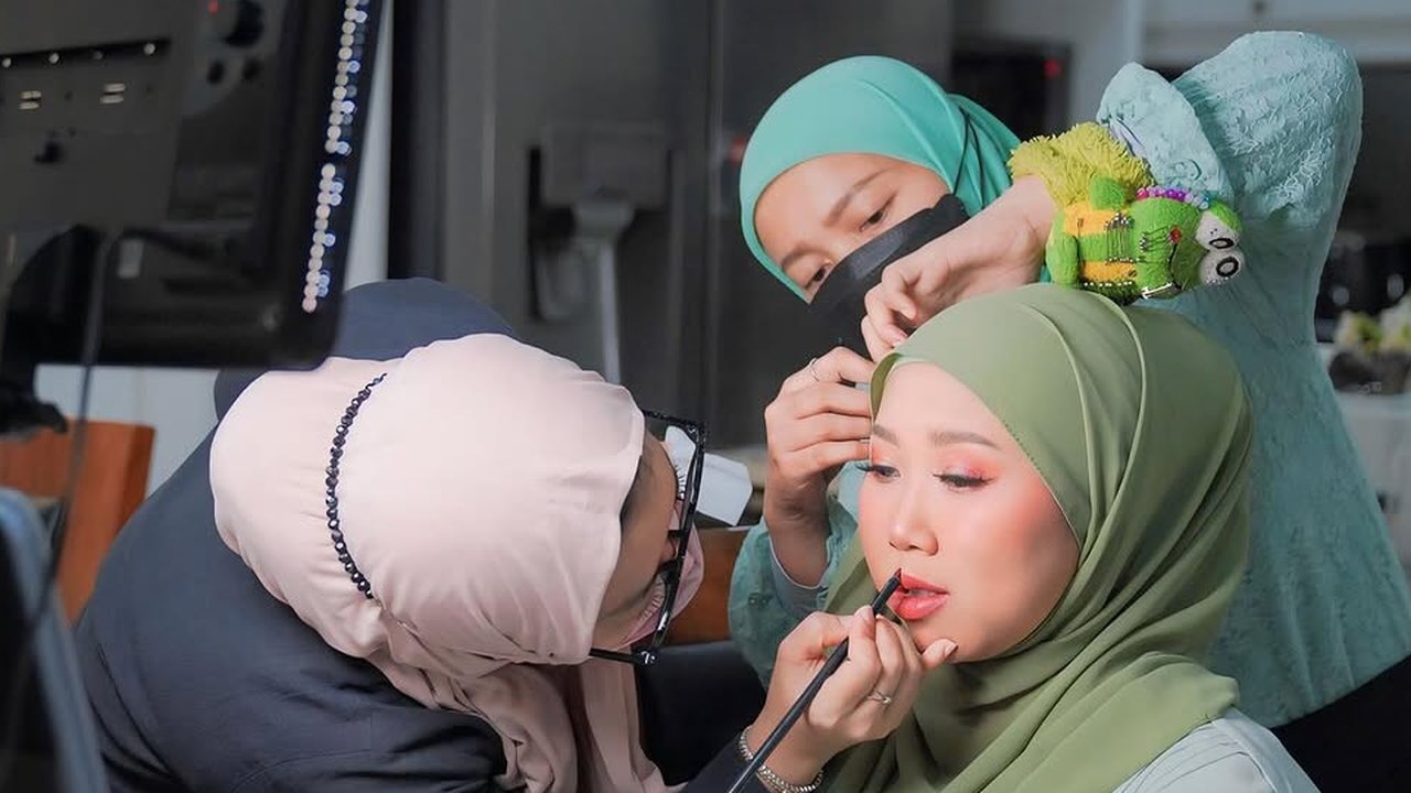 5 Potret Kiky Saputri Tampil Berhijab saat Hadiri Acara Kajian, Penampilannya Curi Perhatian