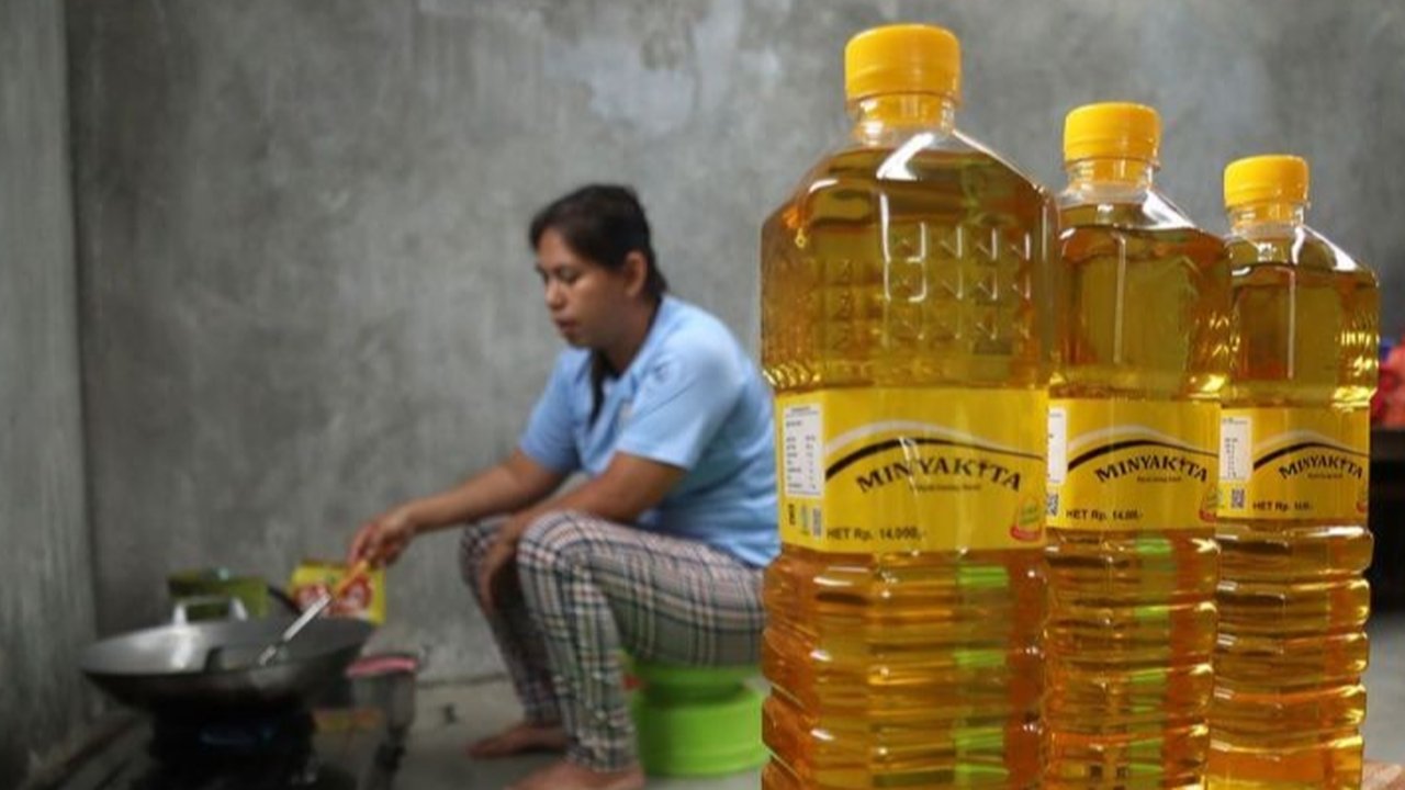 Menteri Pertanian menemukan Minyakita di Pasar Lenteng Agung dengan takaran kurang dan harga di atas HET, mengancam akan menindak tegas produsen yang terbukti melanggar.