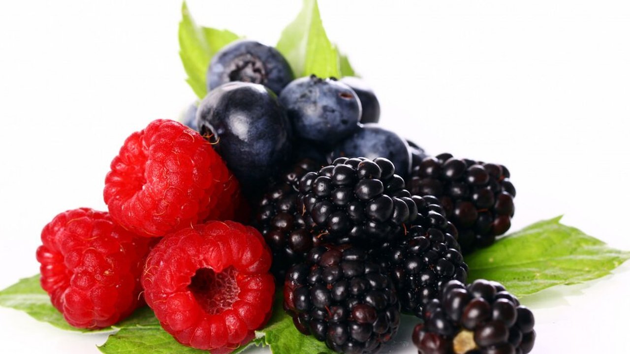 Buah beri jadi pilihan tepat sebagai camilan di malam hari. (Foto: Freepik/Racool_studio)