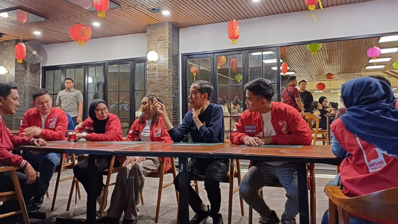 <p>Presiden Joko Widodo (Jokowi) bersama sang anak yang merupakan Ketua Umum Partai Solidaritas Indonesia (PSI), Kaesang Pangarep di  kawasan Braga, Kota Bandung, Jawa Barat, Sabtu (3/2/2024). (Liputan6.com/Ika Defianti)</p>
