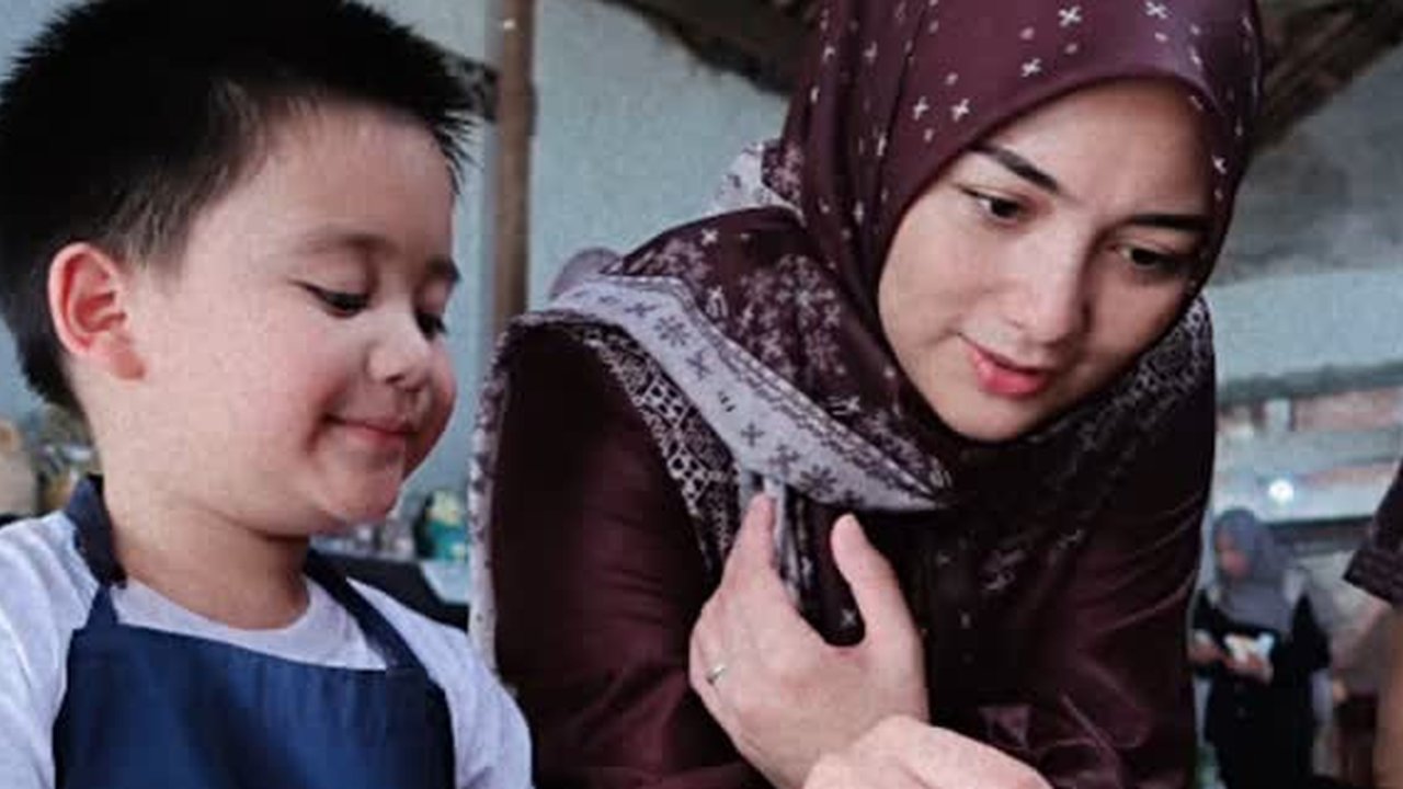 Gemasnya Athar Anak Citra Kirana Bikin Kerajinan Tanah Liat, Niatnya Mangkok Malah Jadi Kura-Kura