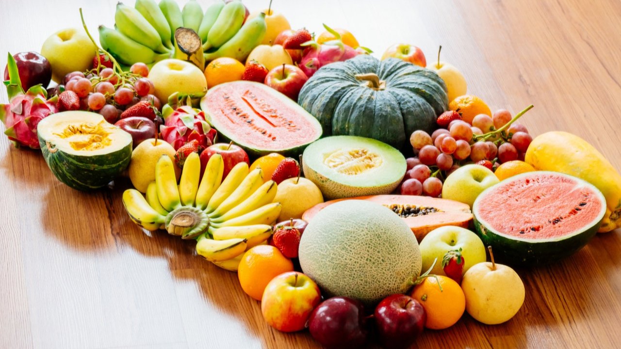Ilustrasi buah-buahan, aneka buah. (Image by lifeforstock on Freepik)