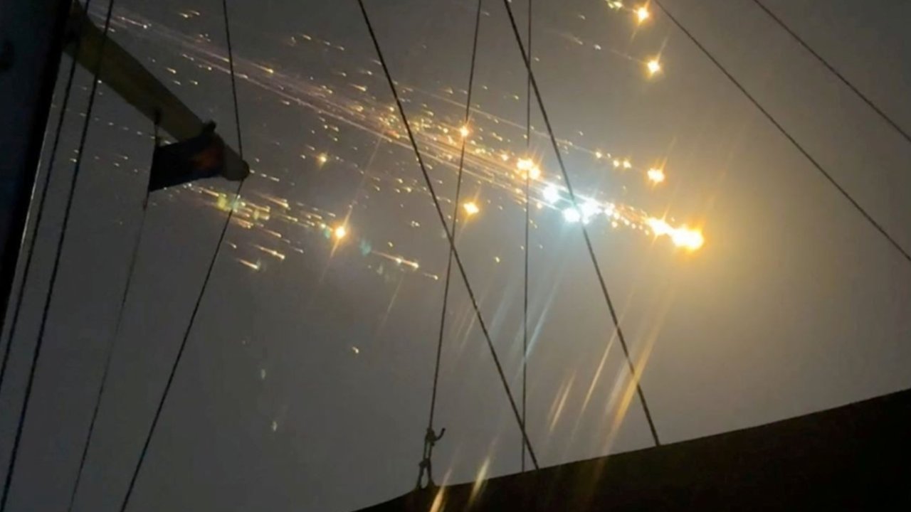 Pesawat ruang angkasa next-generation Starship milik SpaceX yang berada di atas pendorong Super Heavy diluncurkan pada uji coba kedelapan di landasan peluncuran Boca Chica, Brownsville, Texas, Amerika Serikat, pada 6 Maret 2025.