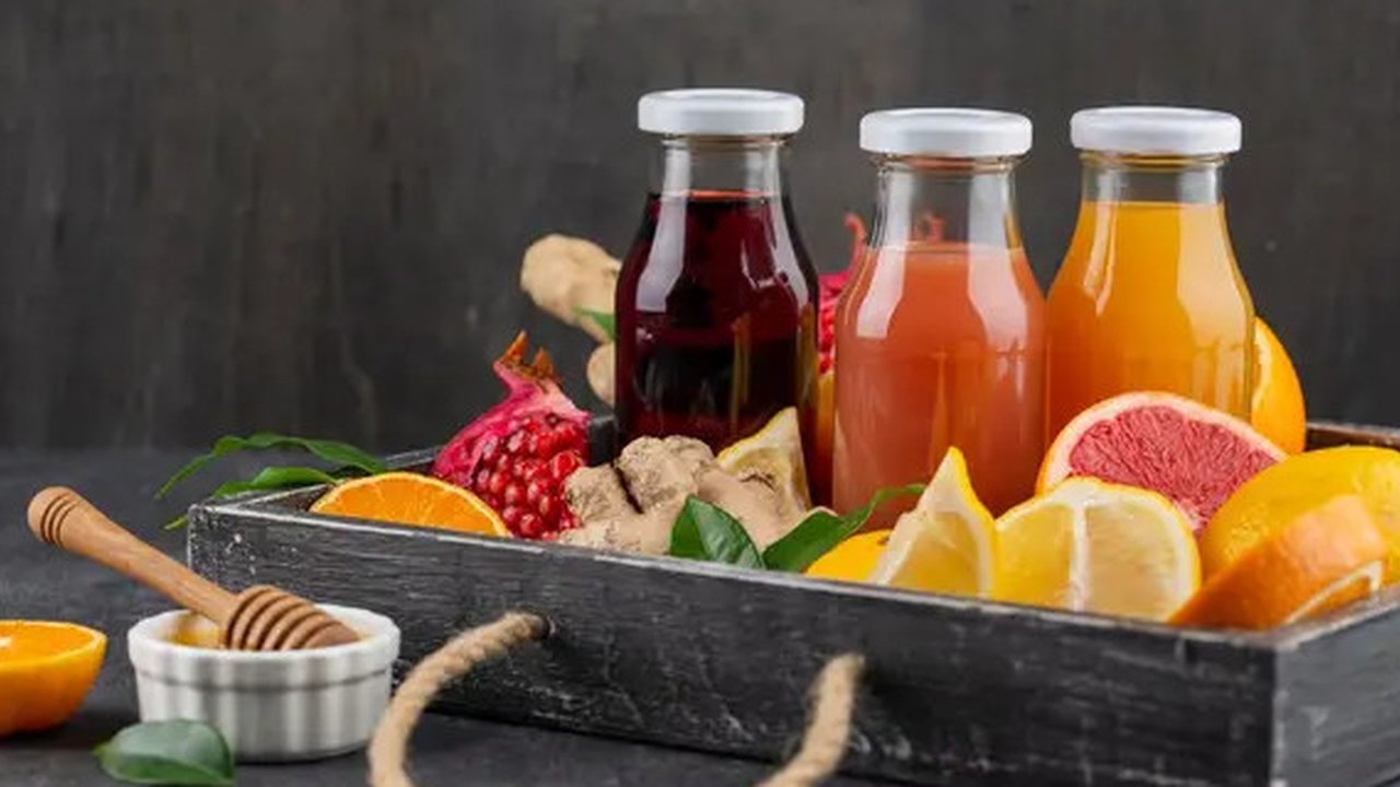 Ilustrasi Kombinasi Buah Cold Pressed Juice / by freepik