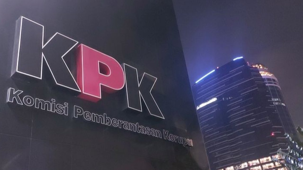 Polisi bersenjata gas air mata melakukan penjagaan di Gedung Merah Putih KPK, Jakarta, selama pemeriksaan Sekjen PDIP Hasto Kristiyanto berlangsung, Kamis (20/2/2025).