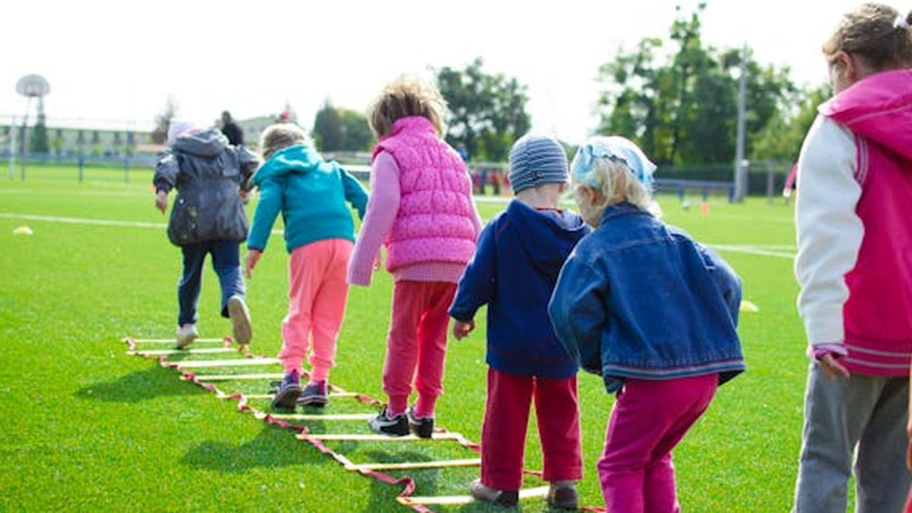 Ilustrasi Anak sedang Bermain di Taman