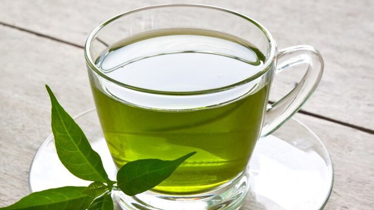Suka minum teh hijau di rumah? Yuk, intip manfaatnya.  (Sumber: Freepik/zirconicusso).