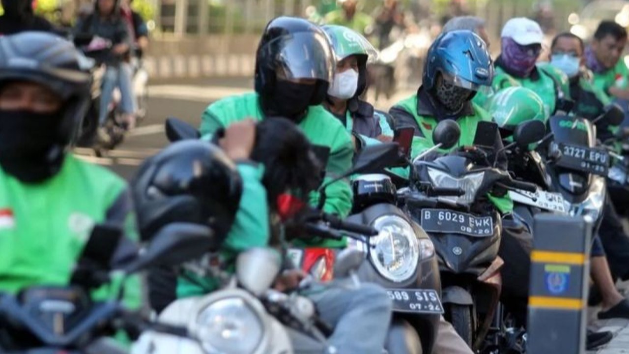 Pengemudi ojek online (ojol) menggelar demonstrasi di depan Gedung DPR/MPR, Senayan, Jakarta, Jumat (28/2/2020). Aksi demo ratusan sopir ojek online dipicu karena ada usulan anggota DPR yang