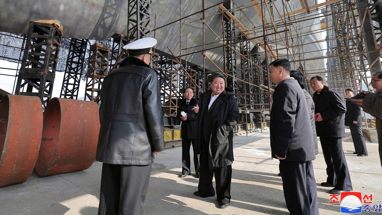 Foto yang dirilis Kantor Berita Pusat Korea (KCNA), pada 8 Maret 2025, memperlihatkan Pemimpin Korea Utara Kim Jong-un tengah meninjau pembangunan kapal selam nuklir di sebuah galangan kapal besar di lokasi yang dirahasiakan di Korea Utara.