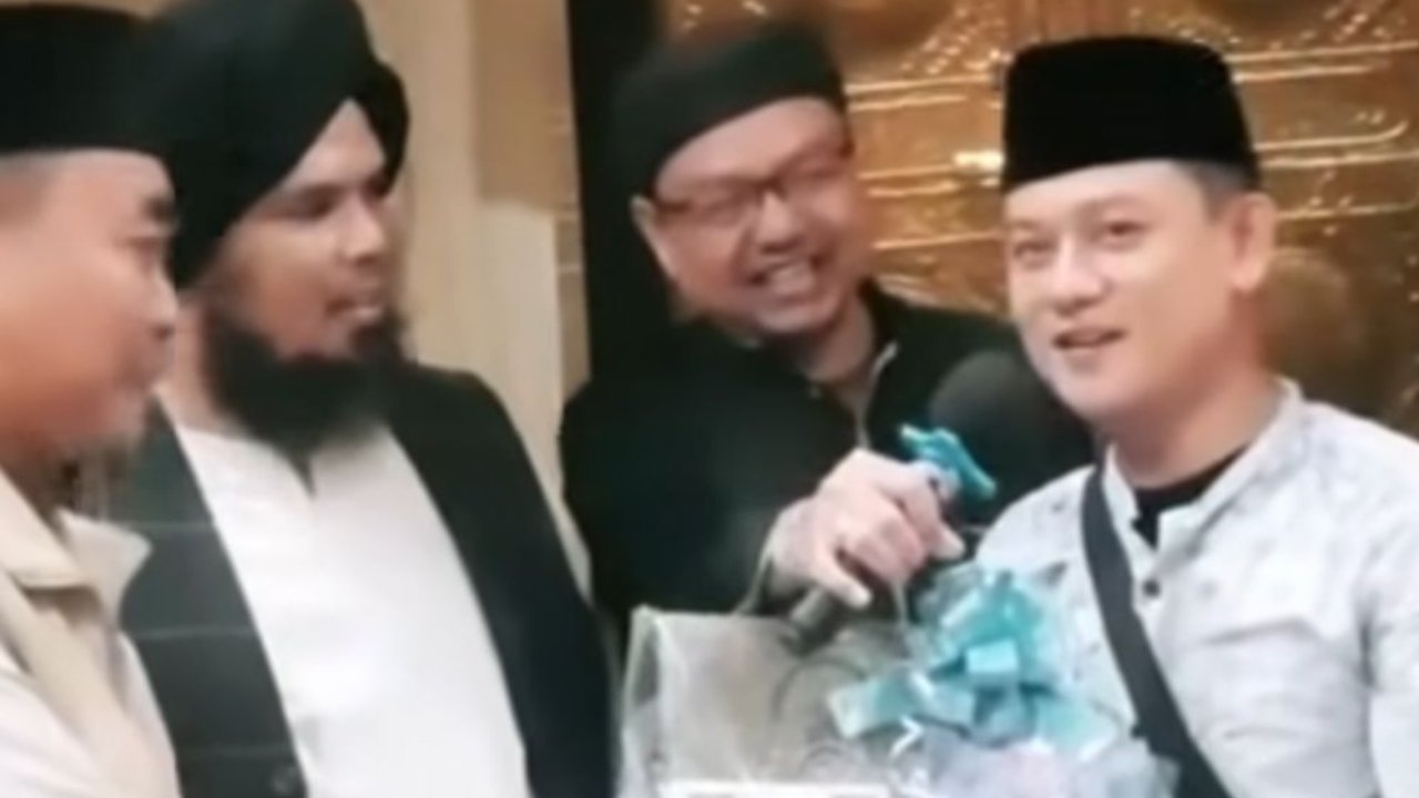 Detik-Detik Bobon Santoso Ucap Syahadat, Dibimbing Ustaz Derry, Disambut Haru