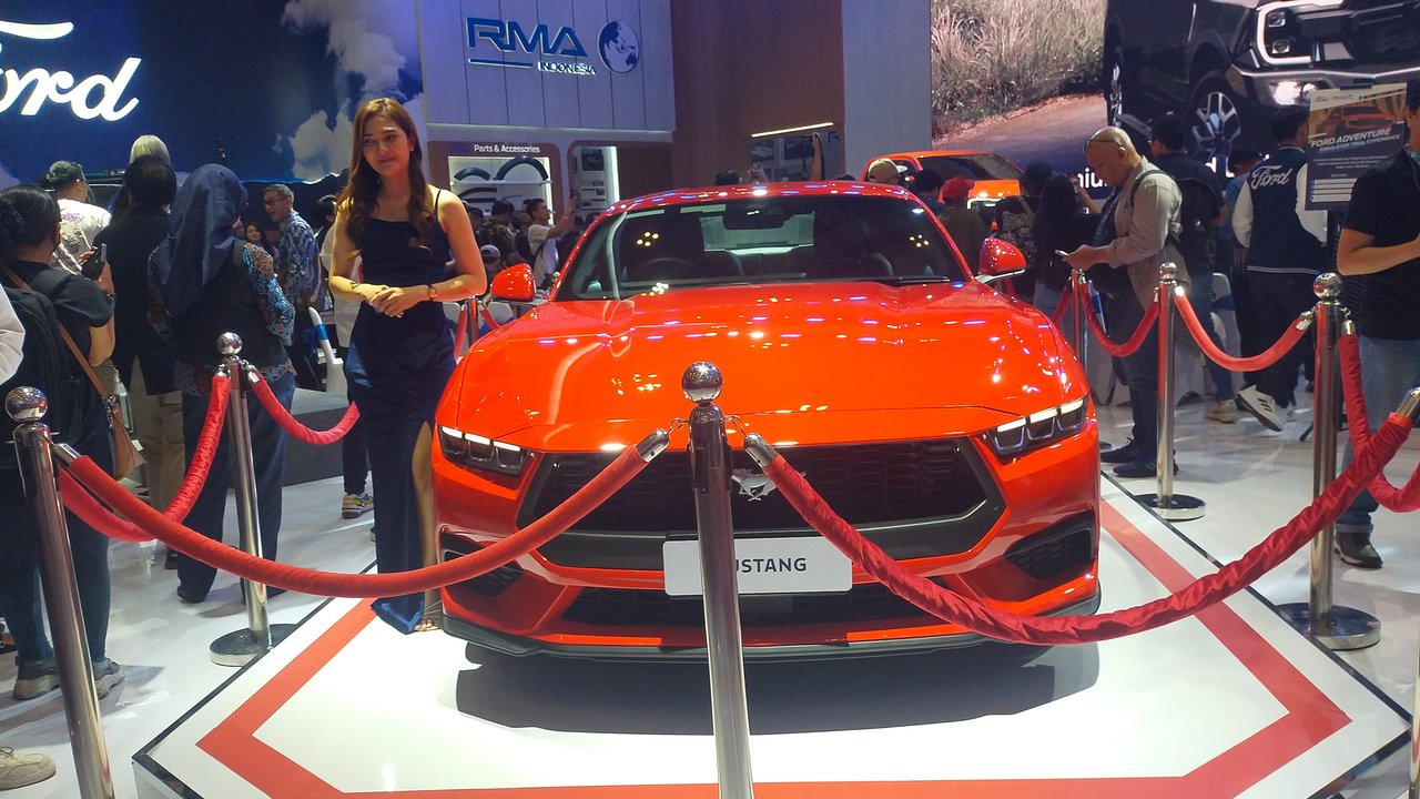 Ford Mustang menghiasi panggung booth Ford di gelaran GJAW 2024. (Liputan6.com/Septian Pamungkas)