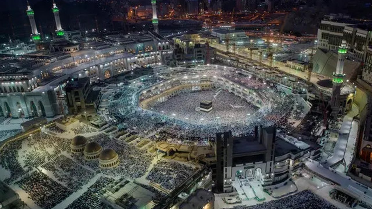 Pandangan udara saat Umat Muslim melaksanakan salat menghadap Kakbah di Masjidil Haram, Makkah, Arab Saudi, Kamis (16/8). Jutaan umat Islam dari berbagai negara semakin memadati Masjidil Hara