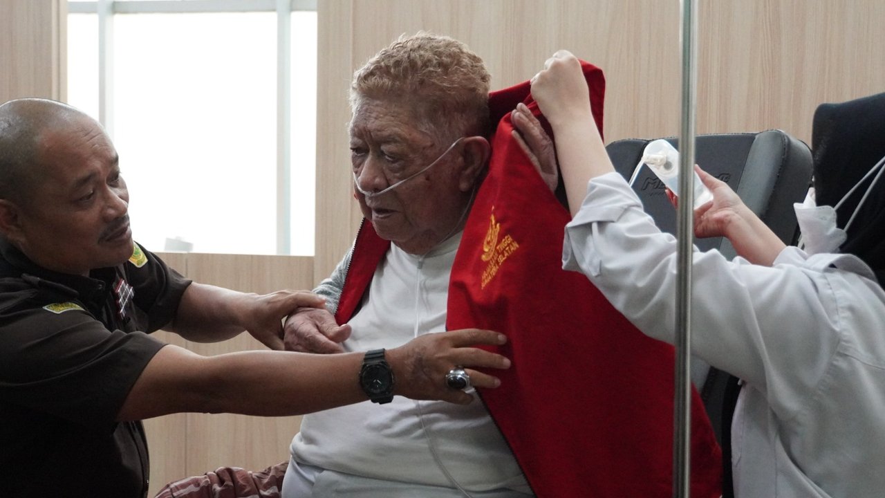 Pengusaha Terkenal Palembang Haji Alim Ditangkap, Saat Ditahan Masih Pakai Infus & Selang di Hidung