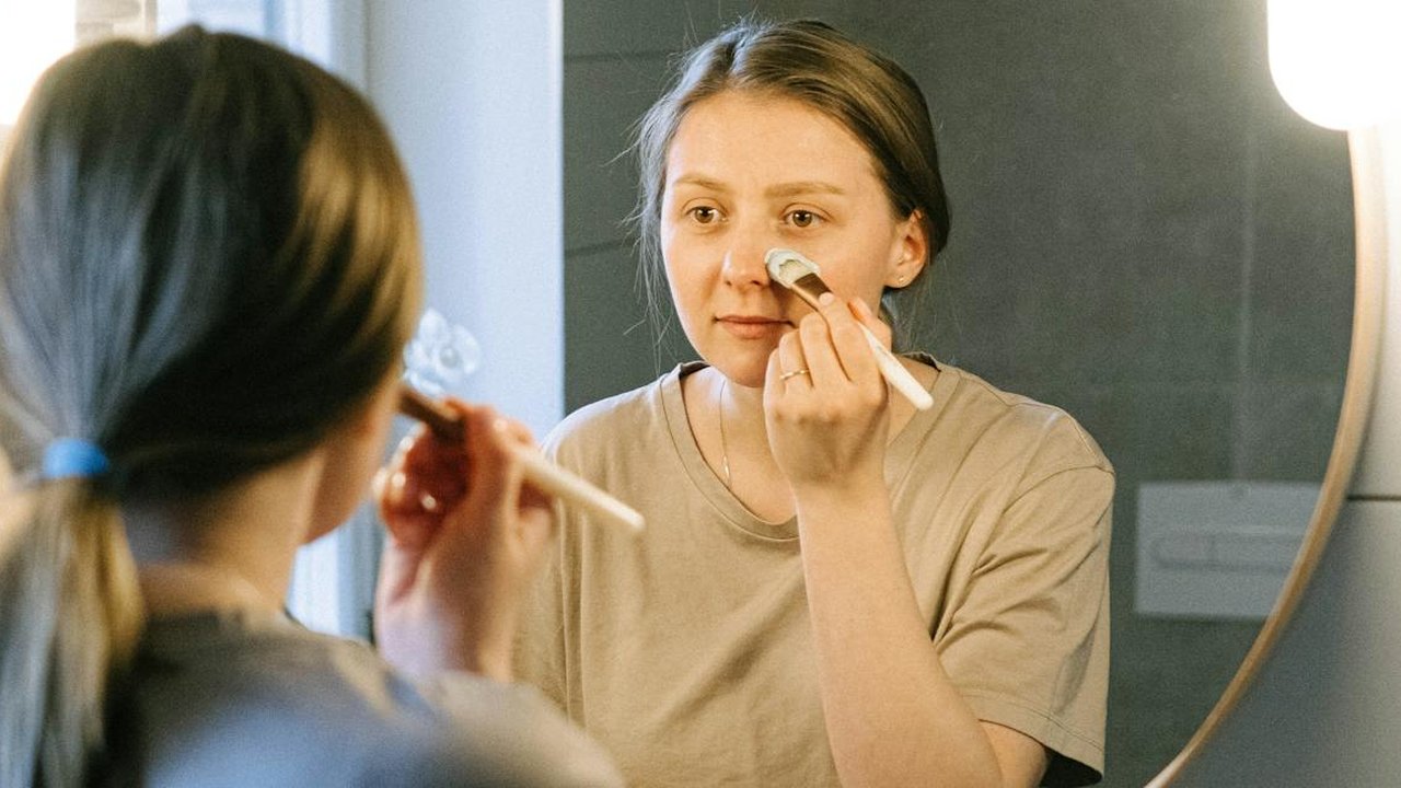 Ilustrasi Orang Memakai Masker