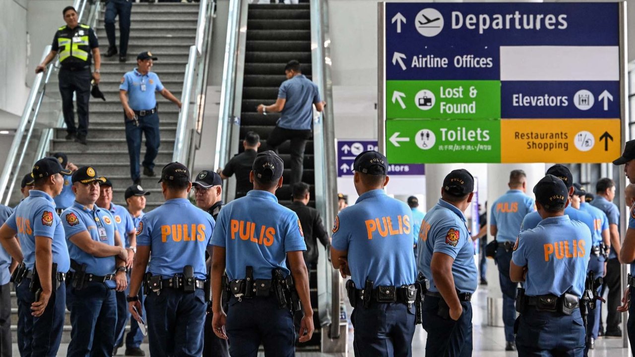 Puluhan anggota polisi diterjunkan untuk melakukan penjagaan di terminal kedatangan Bandara Internasional Ninoy Aquino, Pasay, Metro Manila, Filipina, ketika penangkapan mantan Presiden Filipina Rodrigo Duterte, pada 11 Maret 2025.