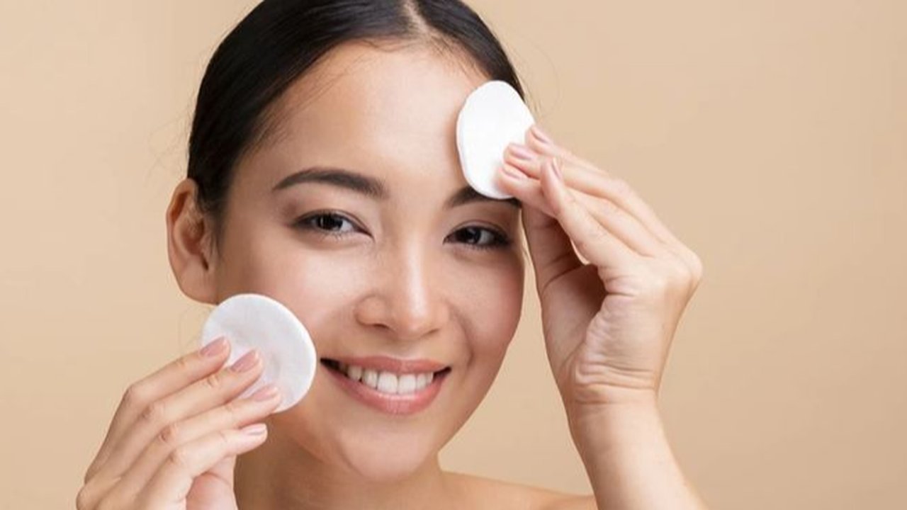 Ilustrasi Perempuan Melakukan Eksfoliasi Kulit Wajah (©Pinterest)