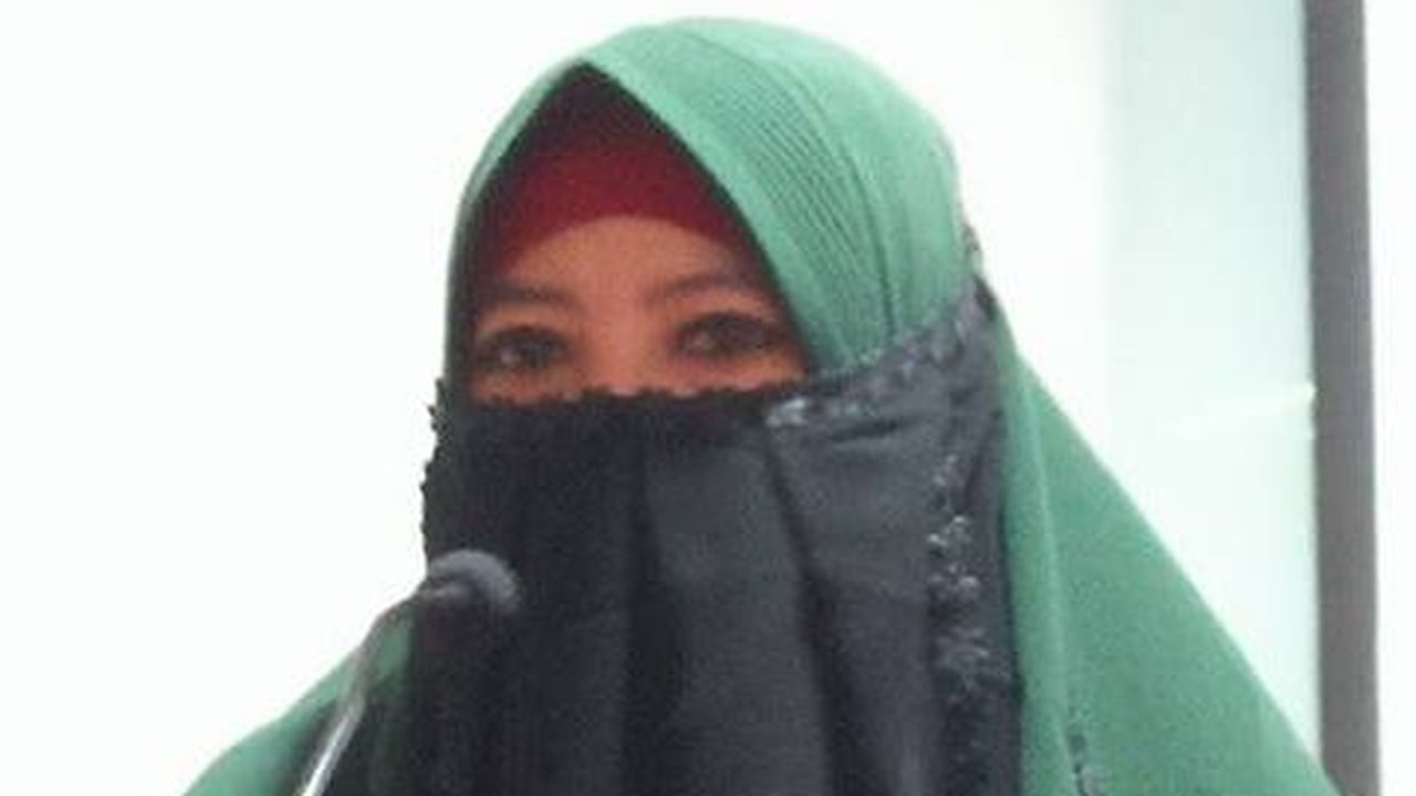 Sosok Peggy kembali menjadi sorotan usai memutuskan untuk berhijrah dengan penampilannya yang serba tertutup.
