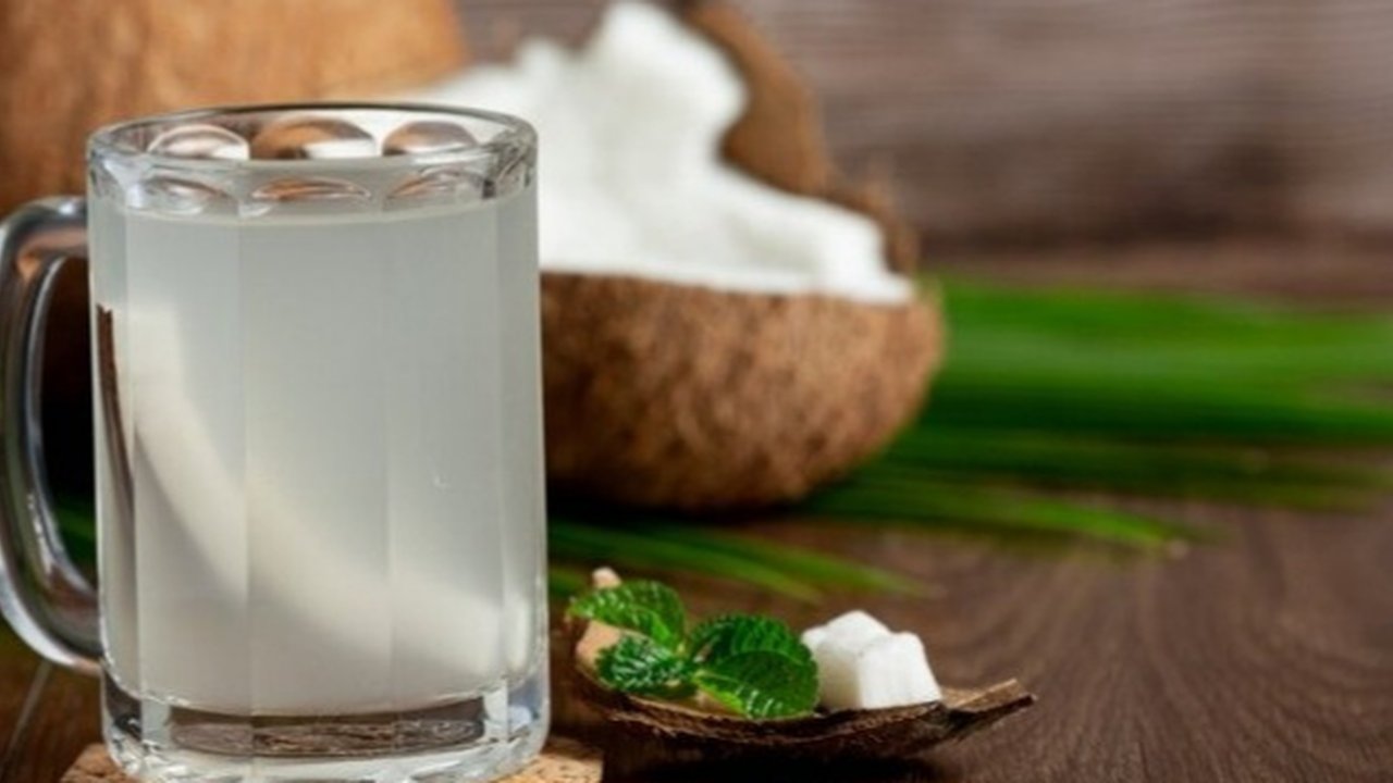 Ilustrasi Air Kelapa Muda (Sumber: freepik.com/jcomp)