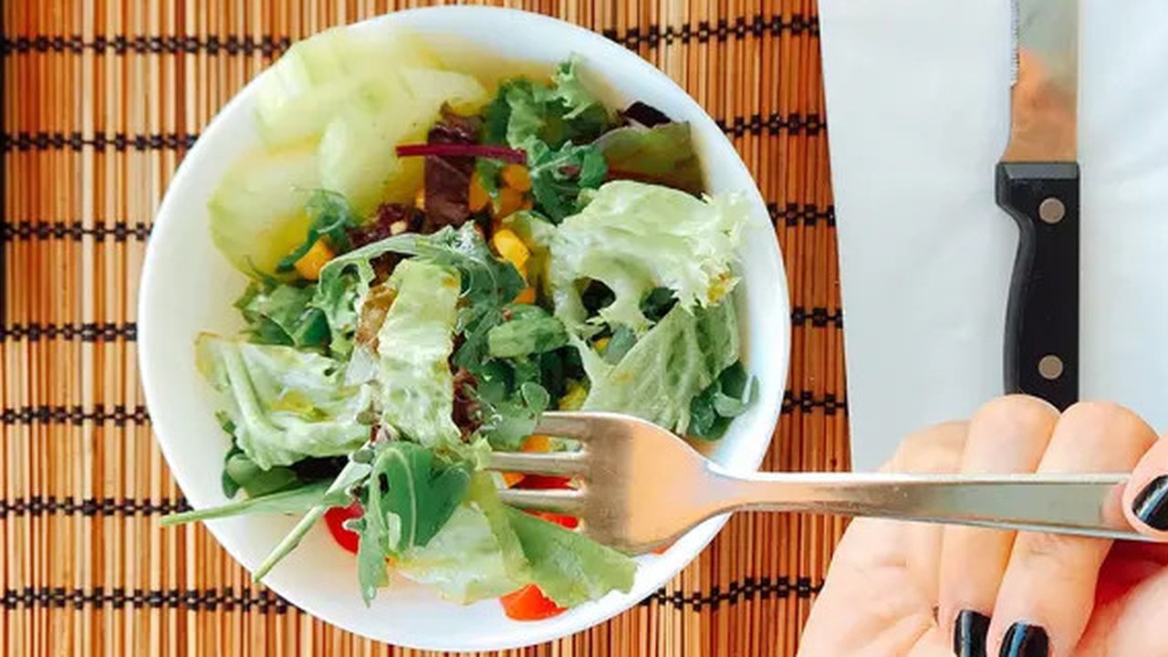 ilustrasi makan sayuran/Photo by Oleg Magni from Pexels