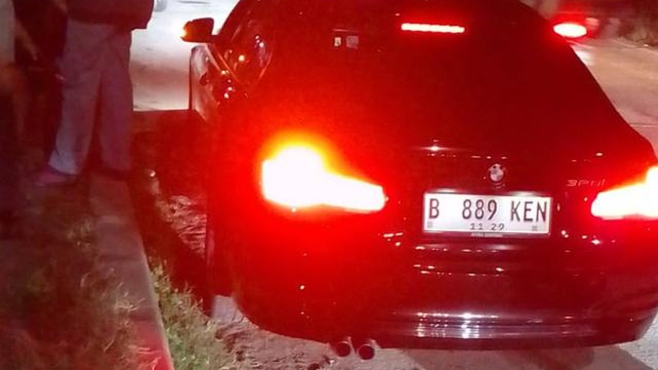 BMW Ngebut Disopiri Pelajar Tajir Berseragam SMA Tabrak Pemotor hingga Kritis di Cipondoh