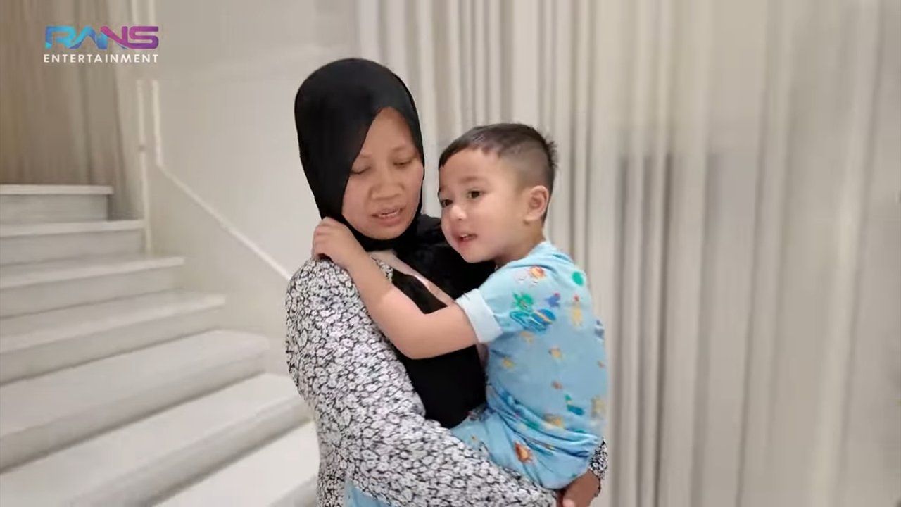 Potret Pertemuan Perdana Rayyanza Bersama Sus Rini yang Baru Pulang Umrah, Langsung Peluk & Minta Tidur Bareng