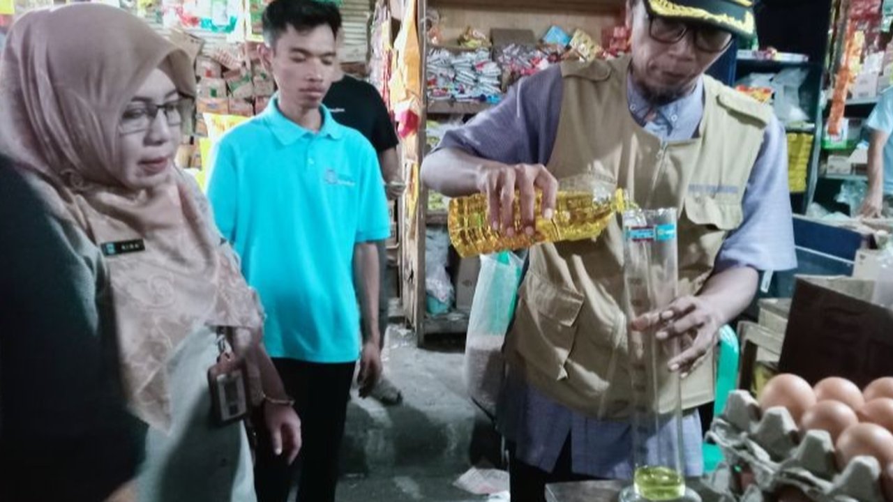 Dinas Perdagangan Kota Mataram menemukan peredaran Minyakita dengan volume kurang dari satu liter dan diduga dioplos dengan minyak goreng curah, merugikan konsumen.