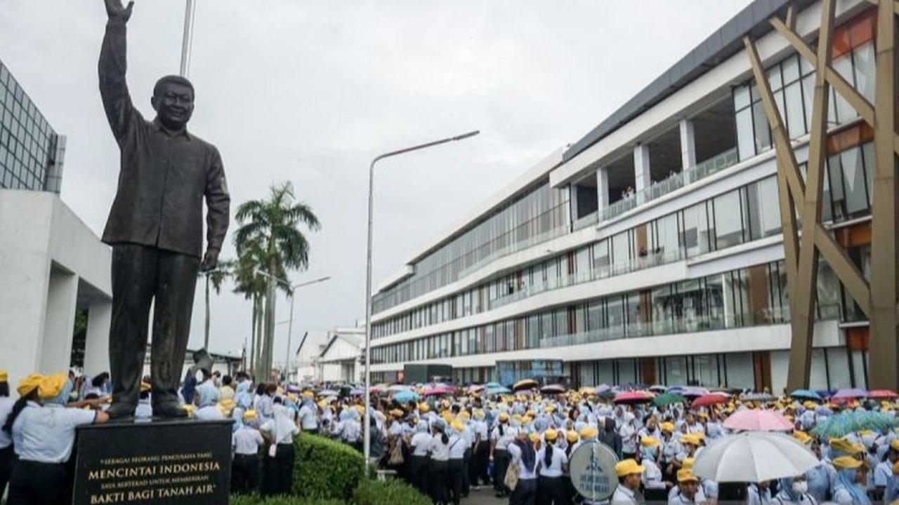 Ekonom Indef, Esther Sri Astuti, menganjurkan kebijakan ekspansif fiskal dan moneter untuk mengurangi dampak PHK di Indonesia, termasuk optimalisasi program Kartu Prakerja sebagai upaya penciptaan lapangan kerja.