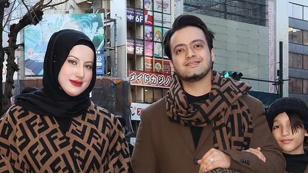 Gaya OOTD Tasyi Athasyia di Tokyo Kembaran dengan Suami dan Anaknya