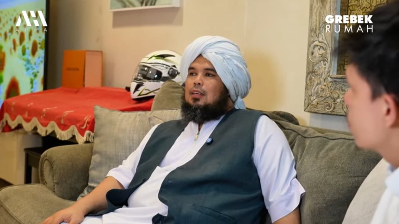 Potret Rumah Mewah Ustaz Derry Sulaiman, Nyaman Bernuansa Monokrom & Miliki Banyak Koleksi Lukisan