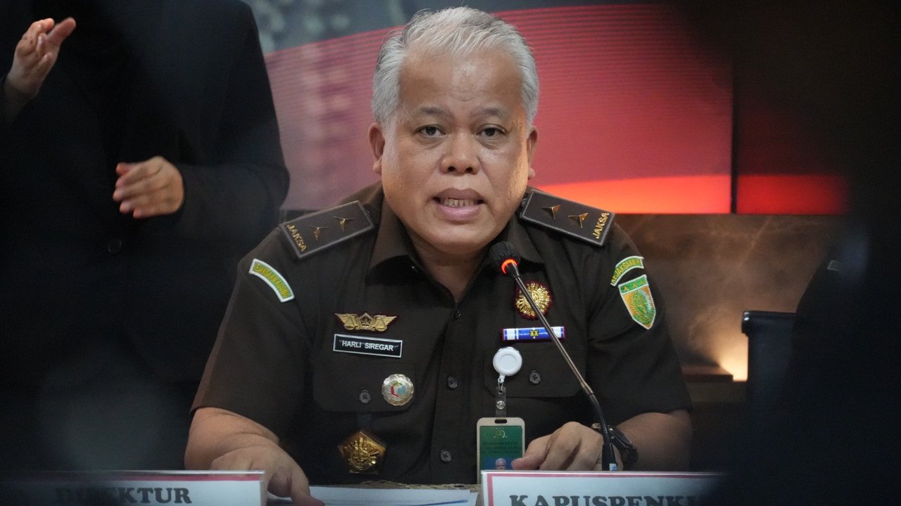 Kepala Pusat Penerangan Hukum (Kapuspenkum) Kejaksaan Agung Harli Siregar dalam Konferensi Pers Penyitaan Uang dalam Perkara Tindak Pidana Korupsi dalam Kegiatan Importasi Gula di Kementerian Perdagangan Tahun 2015 s.d. 2016.