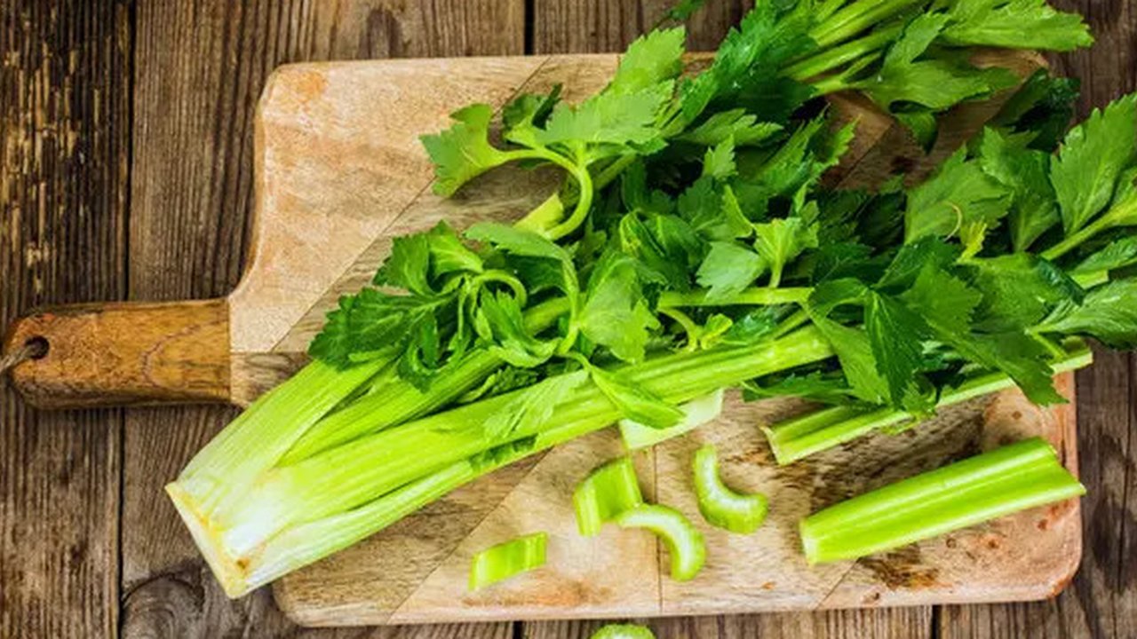 air rebusan daun seledri (credit: Cookpad/Mashi 'Rumoh Resep' (26) @cook_4597001)
