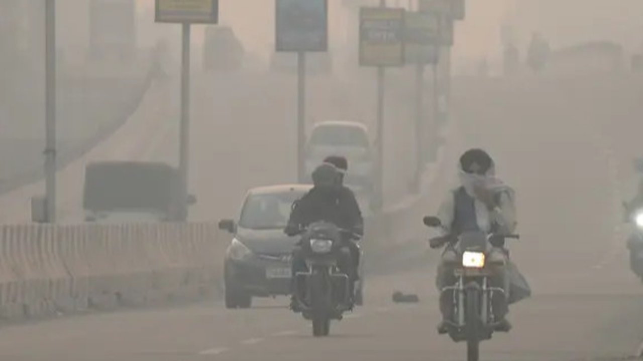 Pejalan kaki berjalan di sepanjang jalan dekat Gerbang India di tengah kabut asap tebal di New Delhi, Kamis (3/11/2022). Setiap musim dingin, udara dingin beserta asap dari petani yang membak