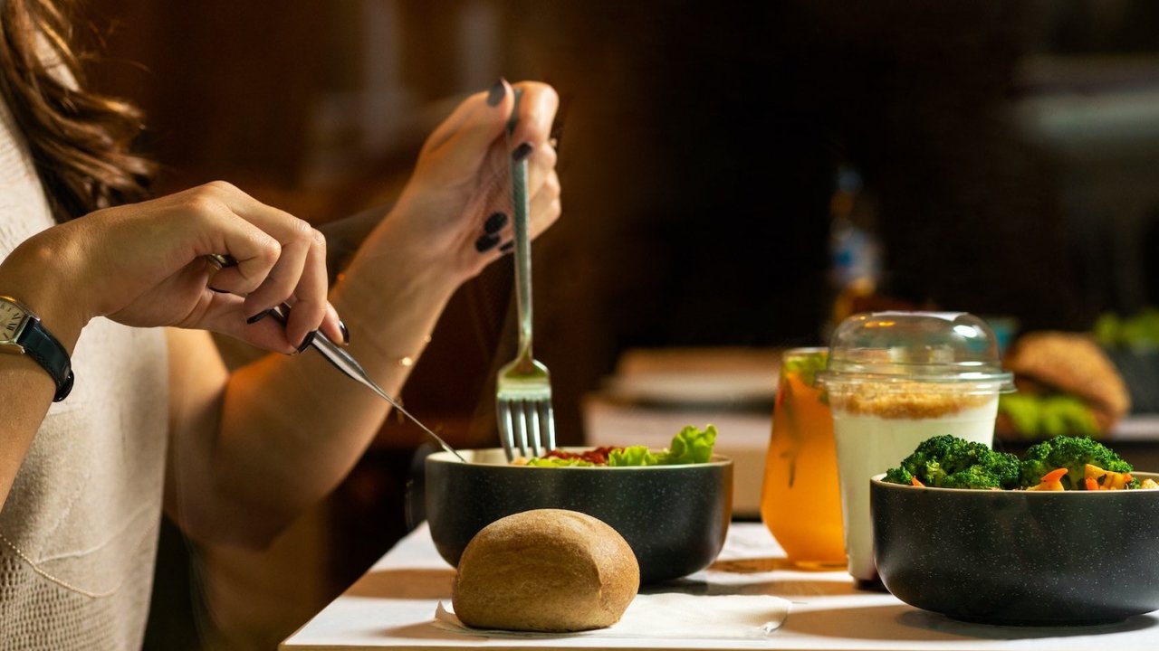 Ilustrasi makan, mengonsumsi makanan sehat. (Photo by Farhad Ibrahimzade on Unsplash)