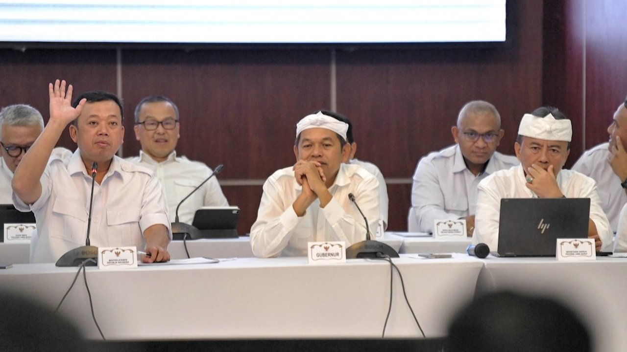 Gubernur Jawa Barat Dedi Mulyadi bersama Menteri Agraria dan Tata Ruang/Badan Pertanahan Nasional (ATR/BPN) Nusron Wahid