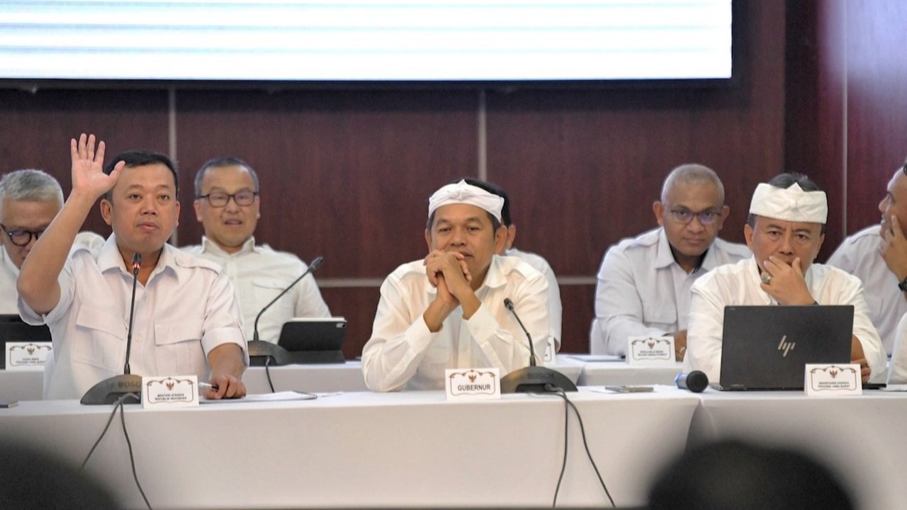 Gubernur Jawa Barat Dedi Mulyadi bersama Menteri Agraria dan Tata Ruang/Badan Pertanahan Nasional (ATR/BPN) Nusron Wahid