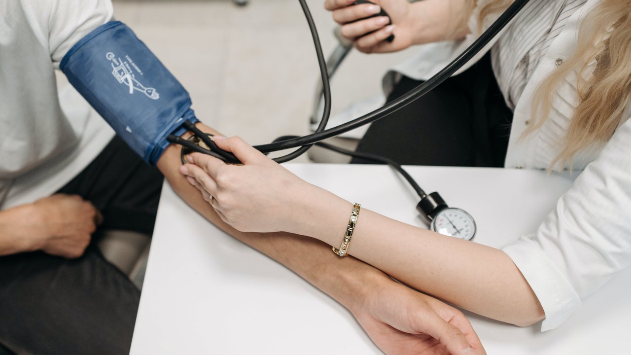 Ternyata teh krisan terbukti antihipertensi dan sudah ditemukan oleh pengobatan tradisional Cina. (Foto: Pexels.com/Pavel Danilyuk)