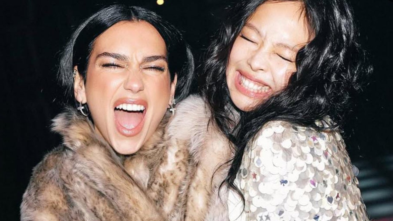4 Potret Akrab Jennie BLACKPINK dan Dua Lipa di Balik MV Handlebars