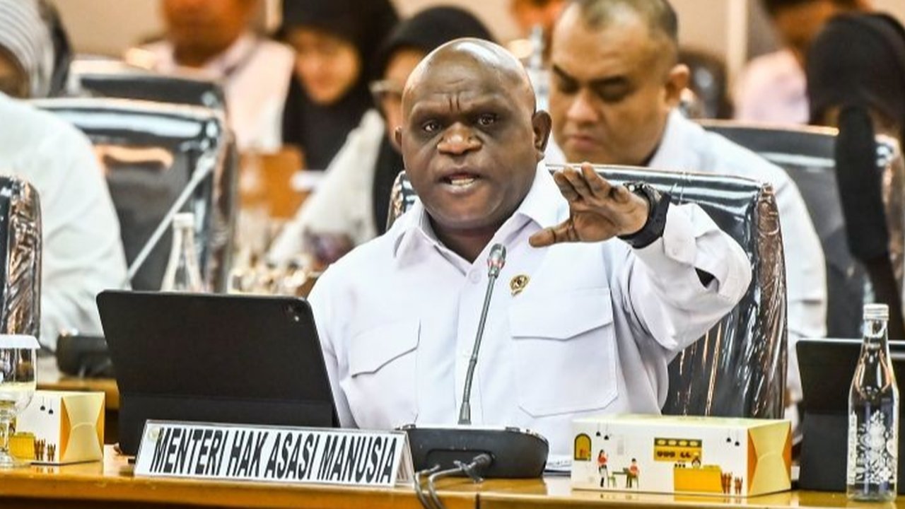 Menteri HAM Natalius Pigai meminta aparat kepolisian mengoreksi diri dan mengarusutamakan HAM setelah permintaan maaf grup musik Sukatani terkait lagu 'Bayar Bayar Bayar' viral di media sosial.