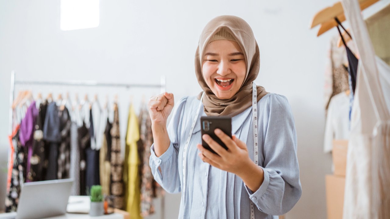 Ilustrasi perempuan belanja online.