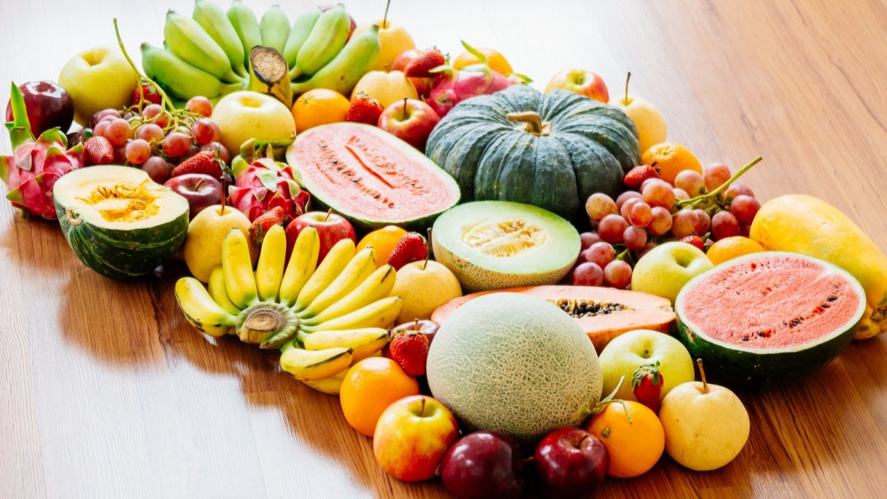 <p>Ilustrasi buah-buahan, aneka buah. (Image by lifeforstock on Freepik)</p>