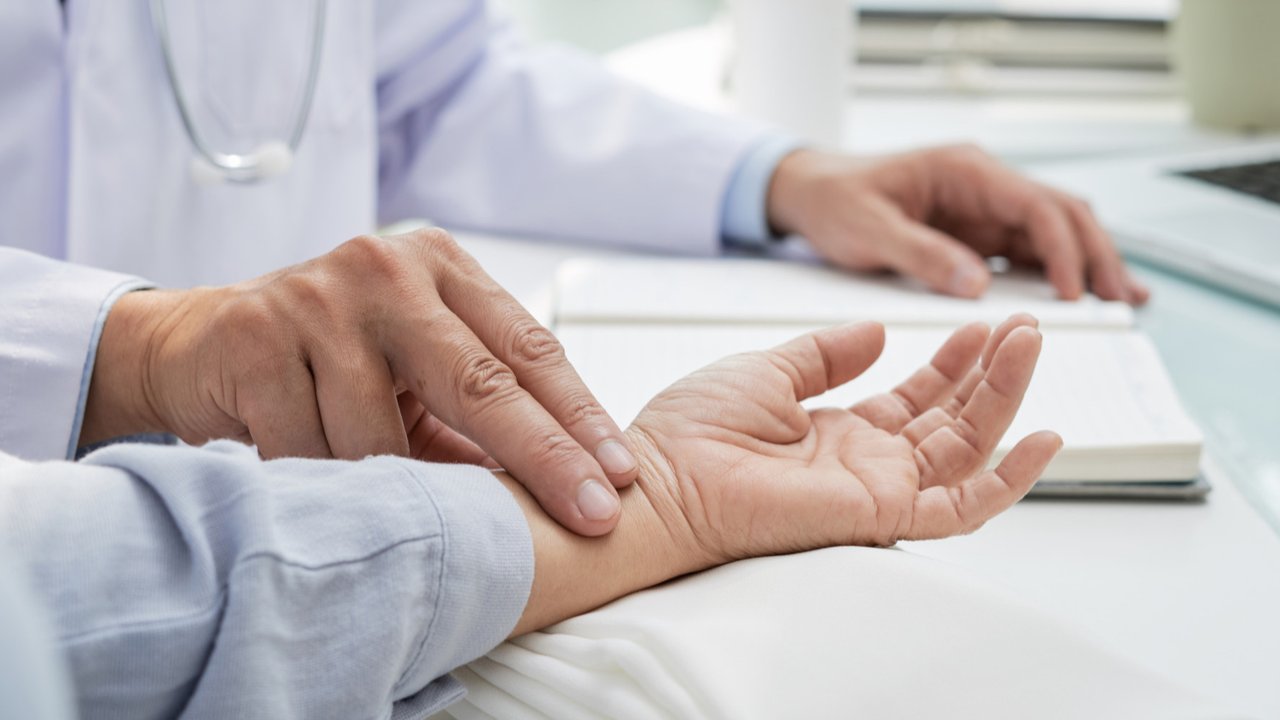 Ilustrasi asam urat di jari. (Image by pressfoto on Freepik)